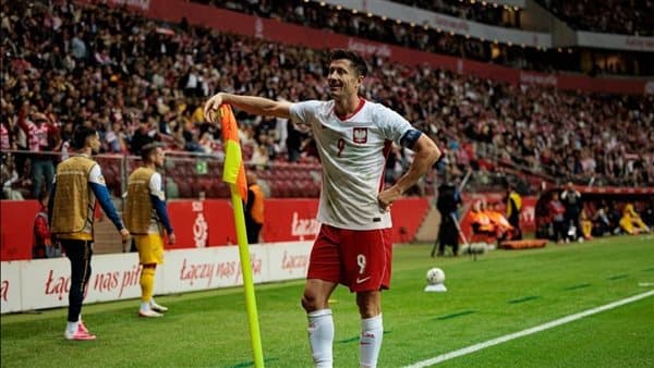 ليفاودوفسكي يحقق رقم قياسي ضد بولندا ورومانيا