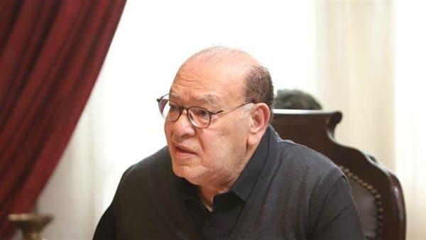 صلاح عبد الله يعزي بفقدان والد زوجته