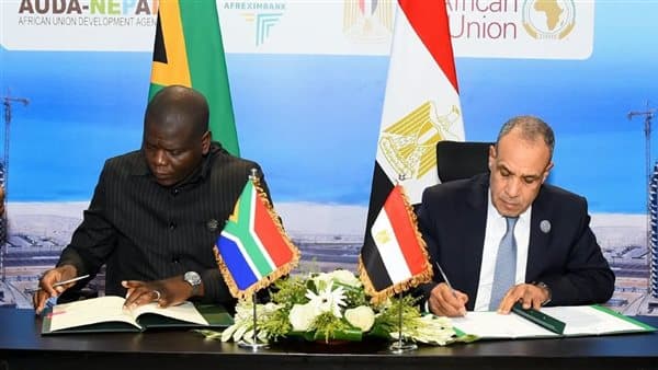 وزير الخارجية يناقش مع نظيره الجنوب أفريقي الأوضاع الإقليمية