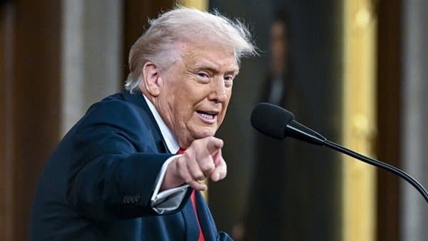 ترامب يطلب من الأمريكيين الاتصال بسيناتور بسبب التوقيت الصيفي