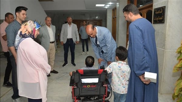 محافظ أسيوط يهدّي طفلًا من ذوي الهمم بكهربائي