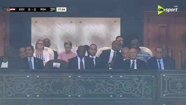 رئيس جنوب أفريقيا يشاهد مباراة مصر