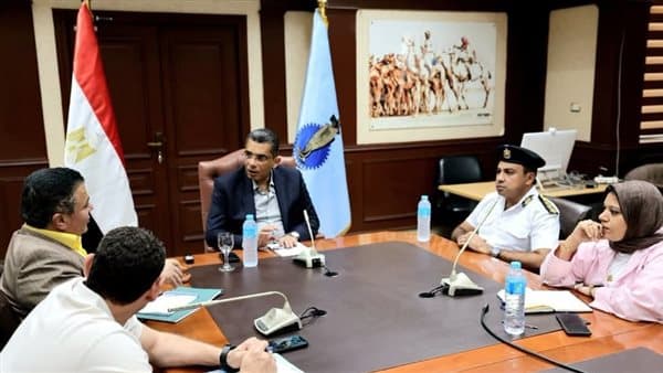 محافظ البحر الأحمر يراجع خطة الرصف بالغردقة