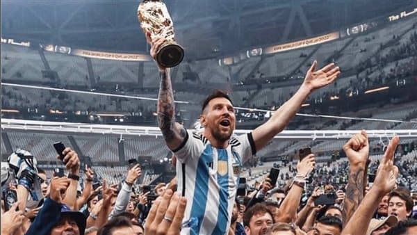 ميسي يودع بلده بطائرة مروحية