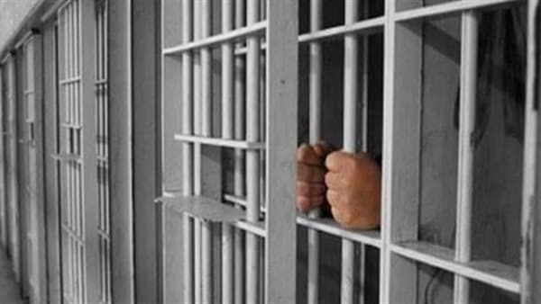 حبس عامل بتهمة سرقة أموال محل أحذية