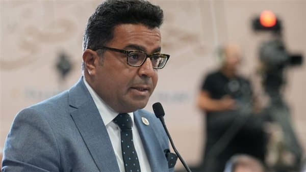 باسل عادل يناقش ملف بطاقة الخدمات
