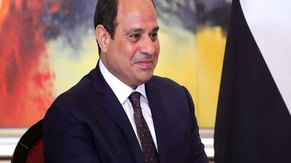 ملك ماليزيا يمنح السيسي أرفع الأوسمة
