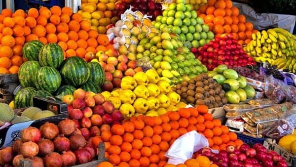 أسعار الفاكهة اليوم ارتفاع المانجو وانخفاض العنب والتين
