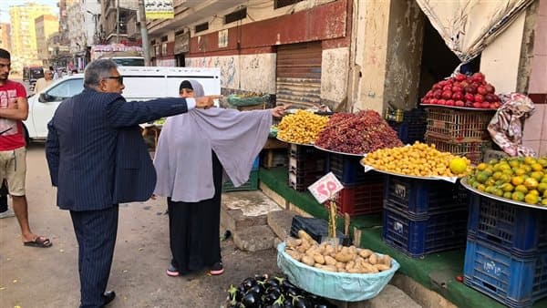 محافظ الدقهلية يراقب السوق ويمنع الباعة