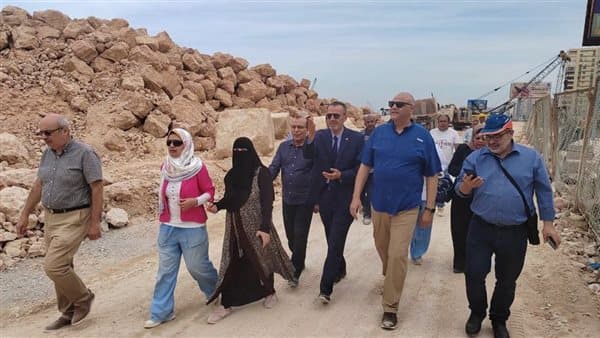 رائد الإسكندرية يطلع على مشروعات حماية الشواطئ