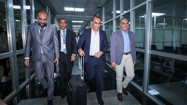 بعثة الأهلي تصل مطار عنتيبي وسفير مصر يستقبلها