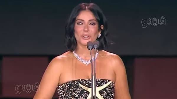 منى زكي تتلقى جائزة في مهرجان الجونة