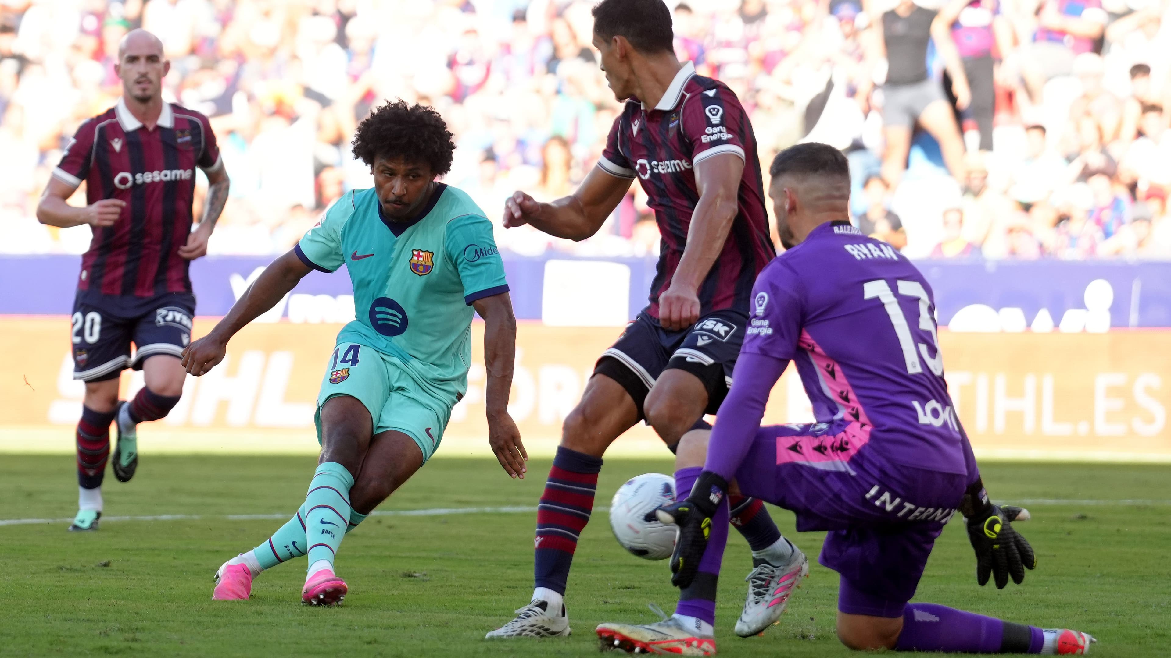 Levante coach comments on Barcelona's win