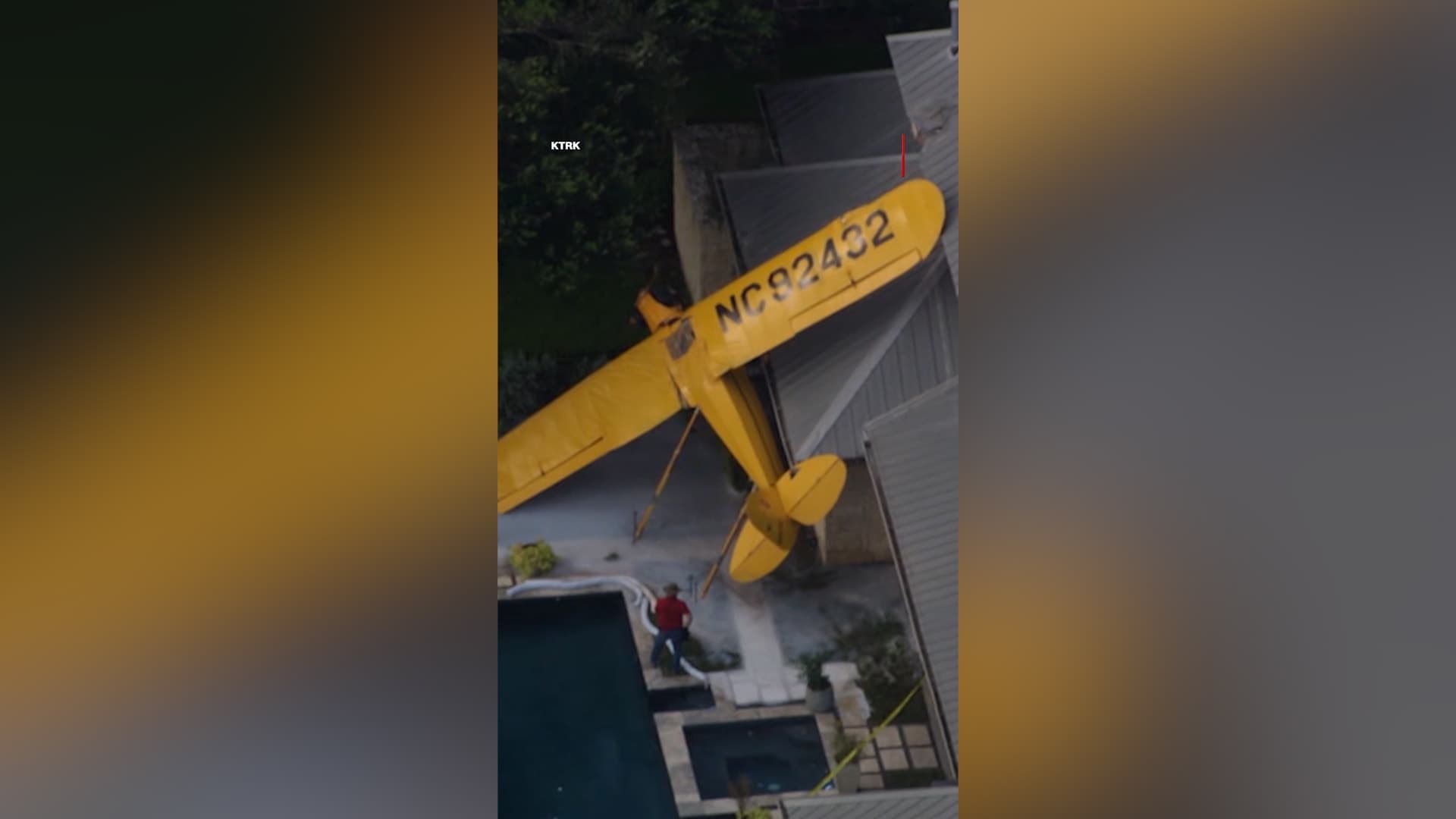 حطام طائرة صغيرة فوق منزل بعد فشل الهبوط