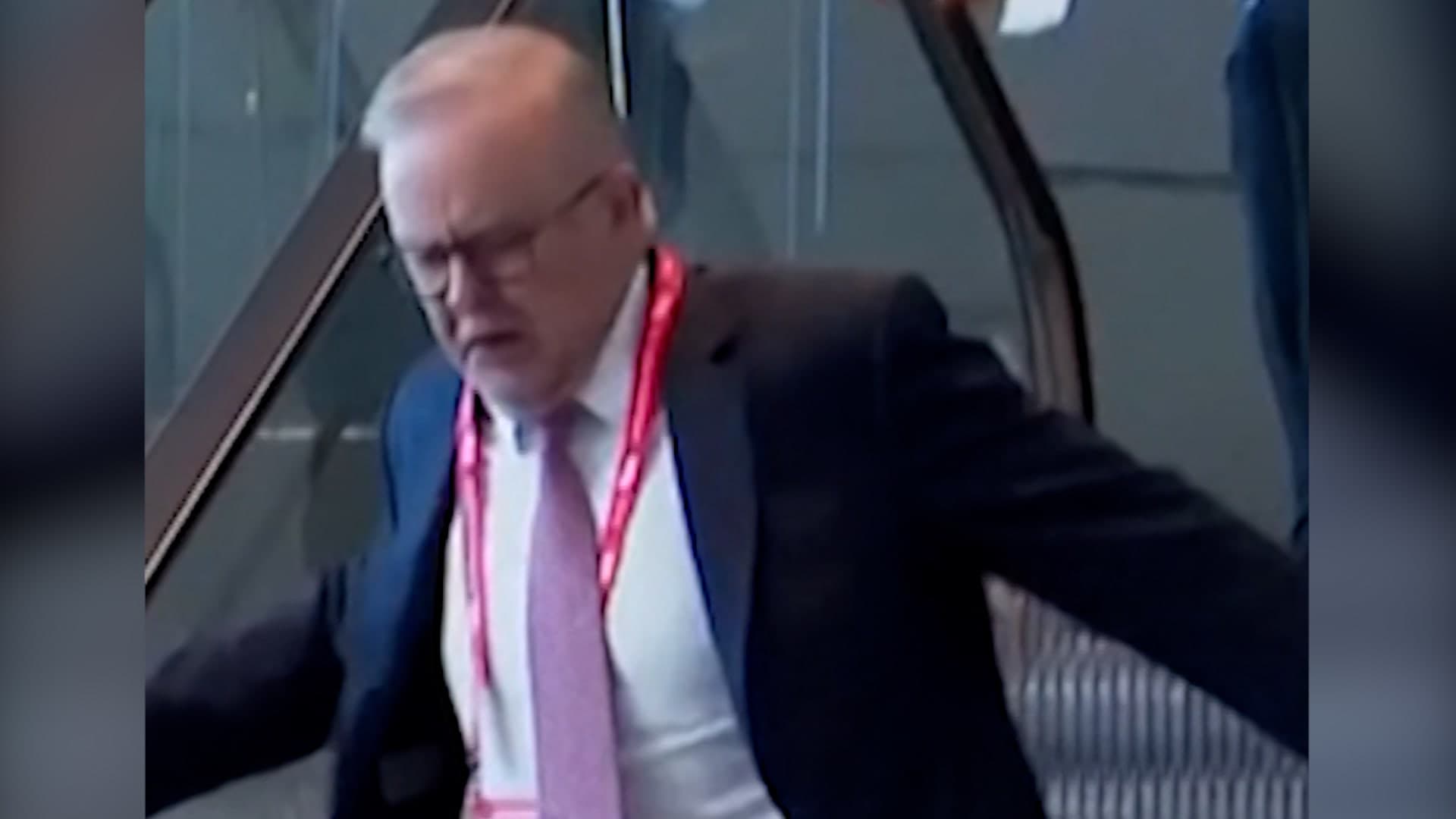 Escalator halts as Australian PM swears