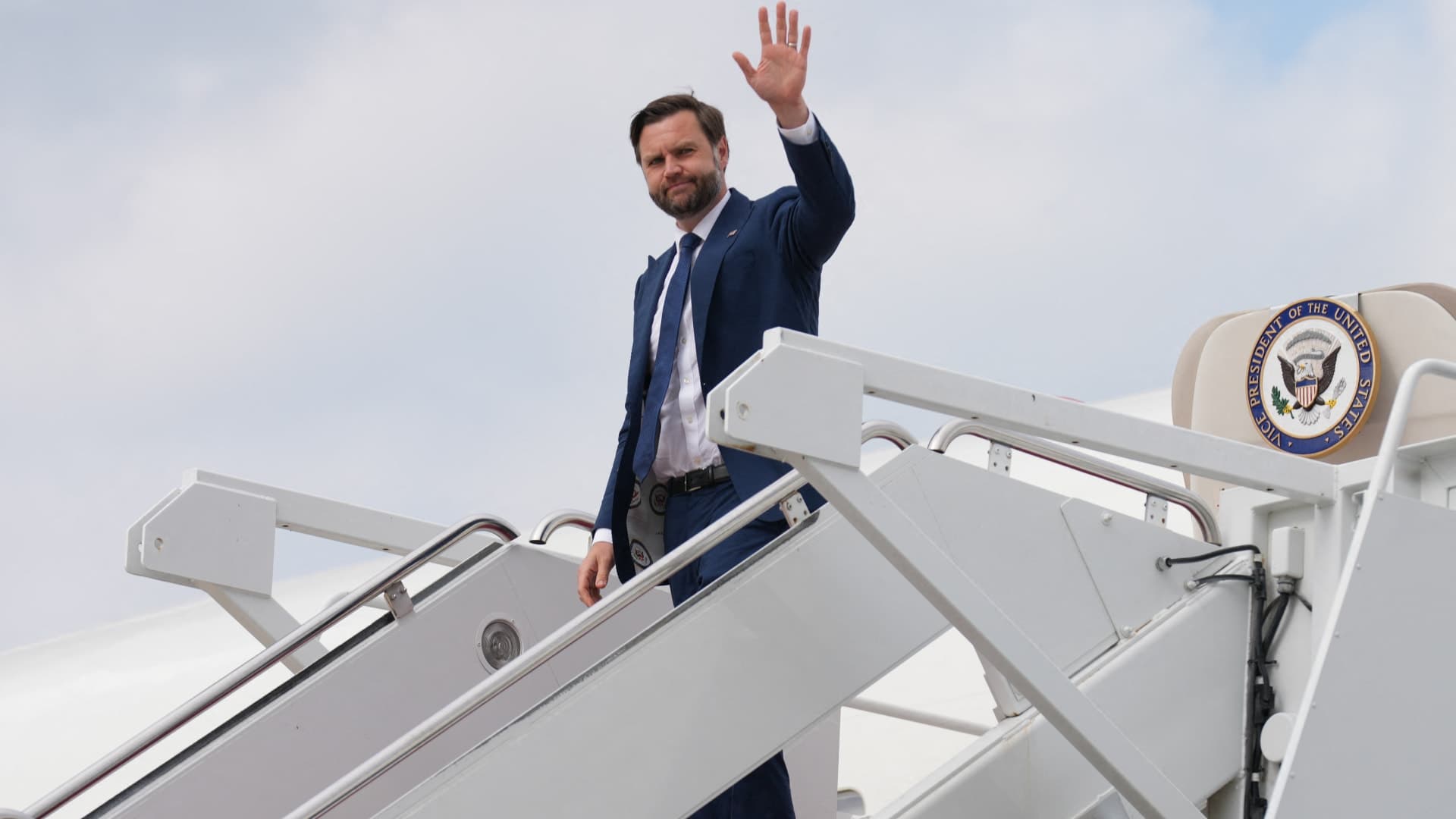 VP Trump security member under investigation for leaks