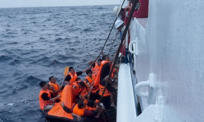 Chinese TV: Search for 23 missing at sea