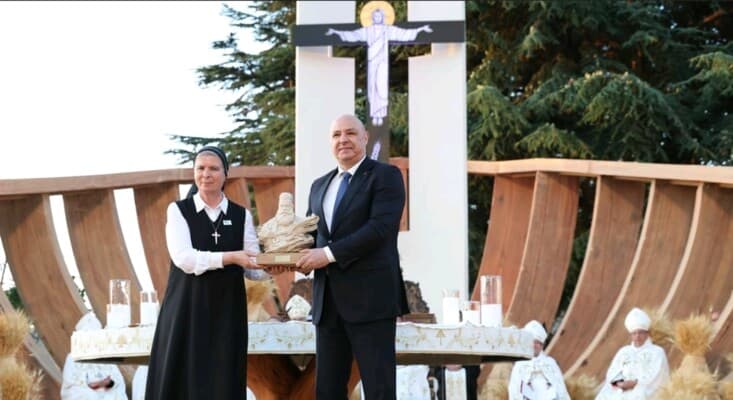 Maronite Sisters gift President Aoun