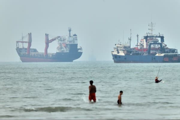 U.S. Deploys 20+ Warships in Middle East