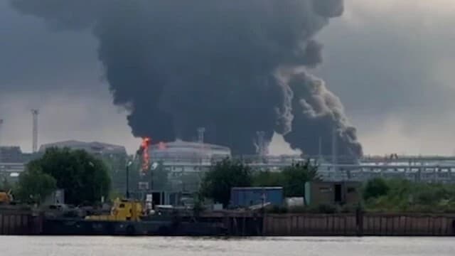 Ukrainian marchers attack St Petersburg warehouse