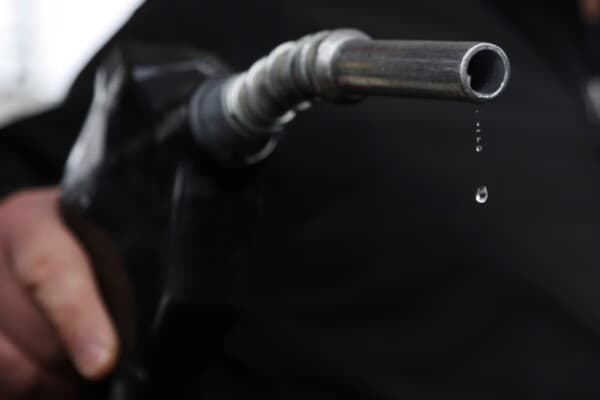 US Energy Dept reports oil drop and fuel rise