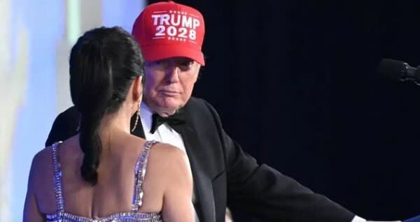 Trump at White House Dinner Draws Biggest Crowd of Trump Fans