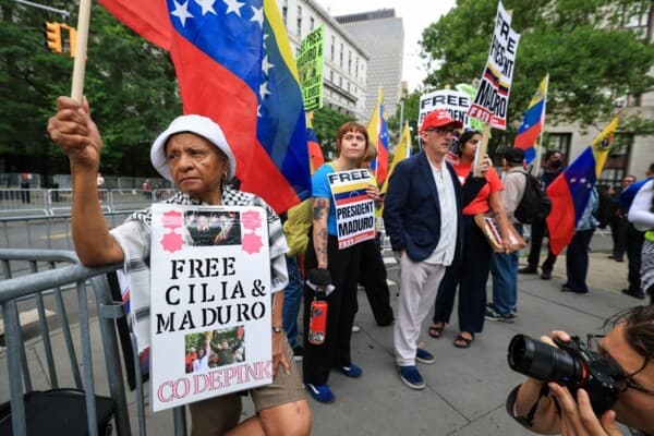 Maduro supporters burn US flag