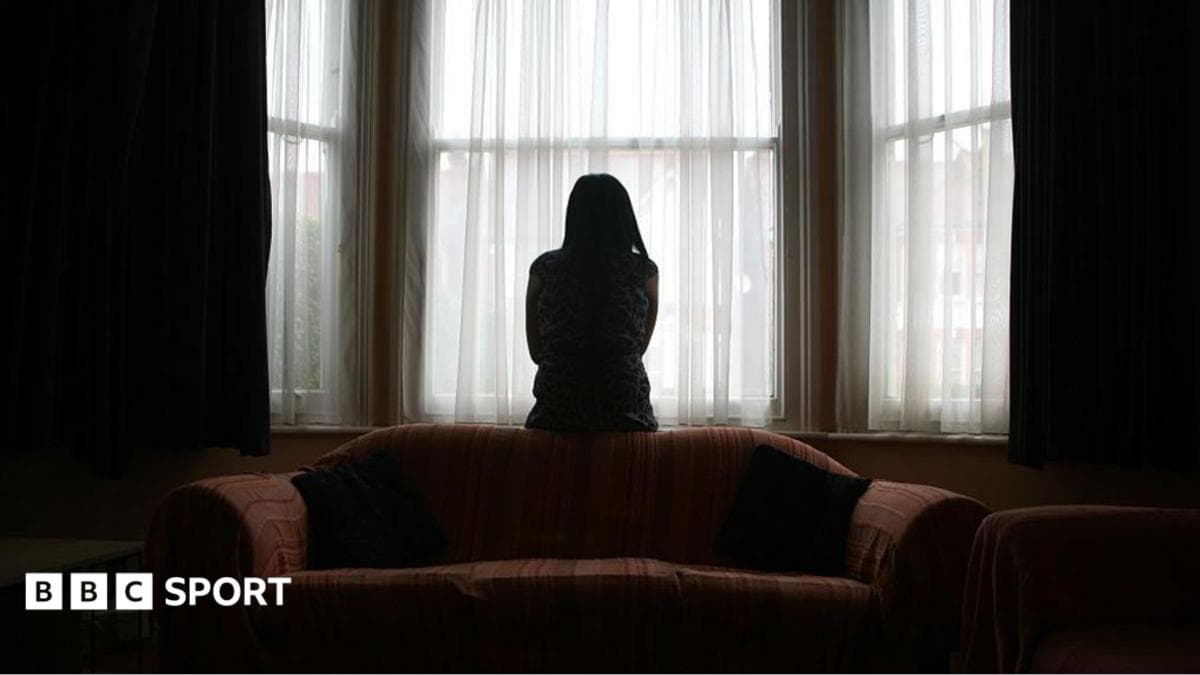 تأثير الاعتداء المنزلي بعد خروج إنجلترا من المونديال
