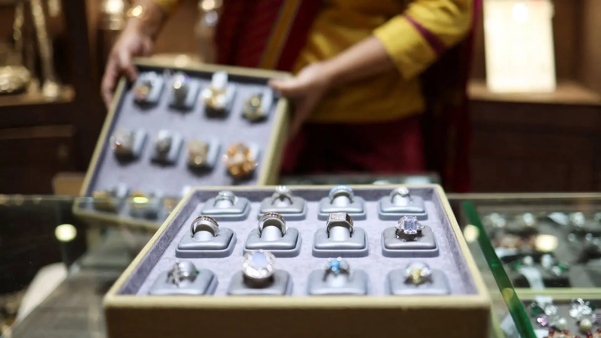 Gold prices rise sharply this week