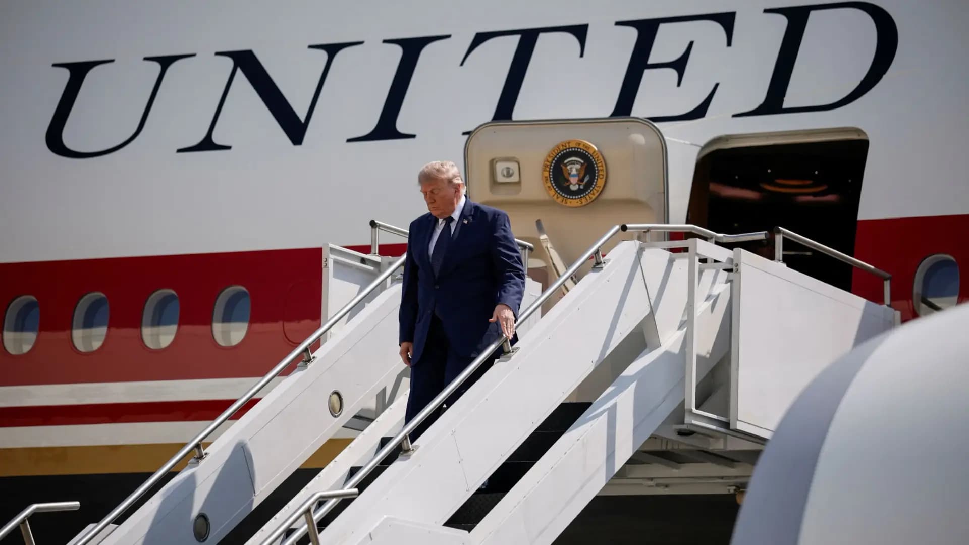 Iranian threat prompts Trump to alter plane