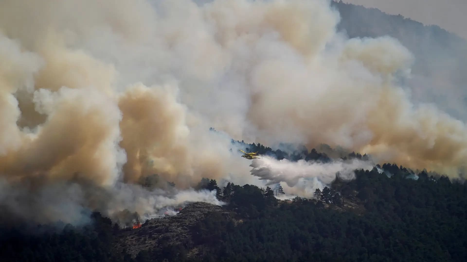 Fires consume 32,000 hectares in Spain and evacuate 34 villages