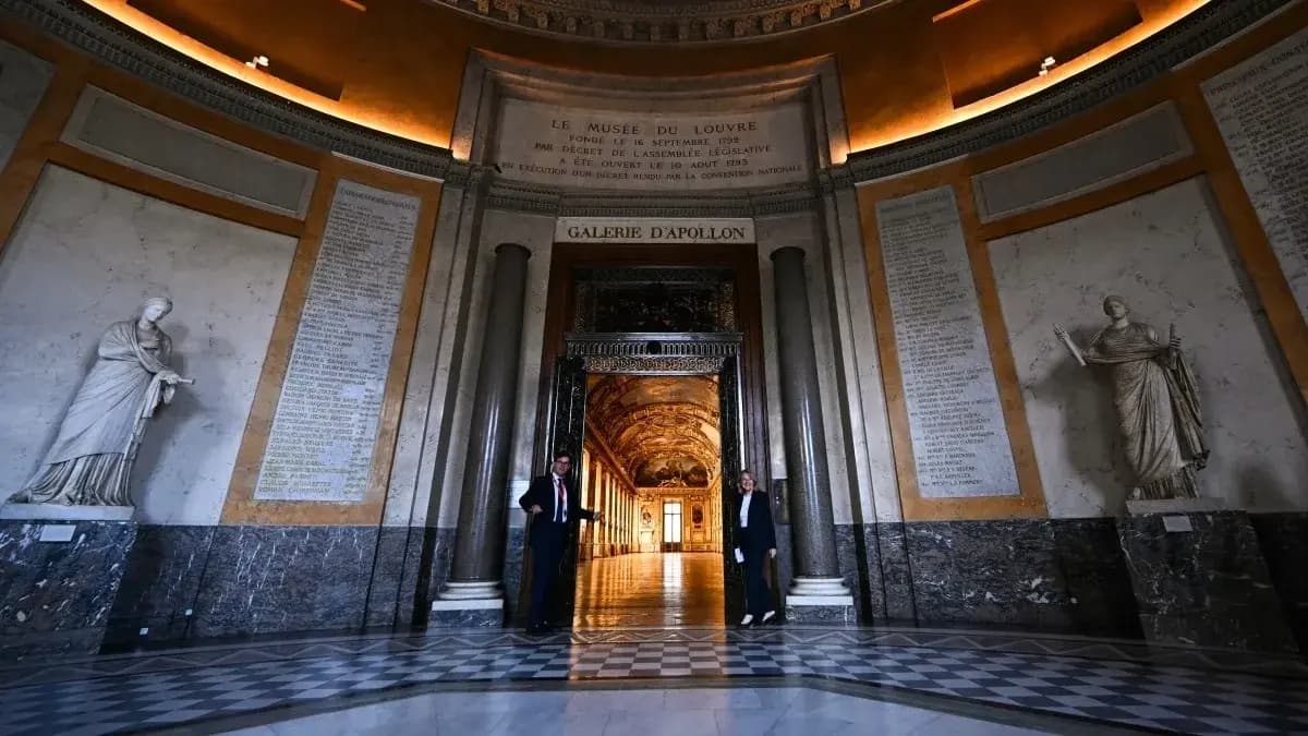Louvre Hall Remains Empty After Robbery