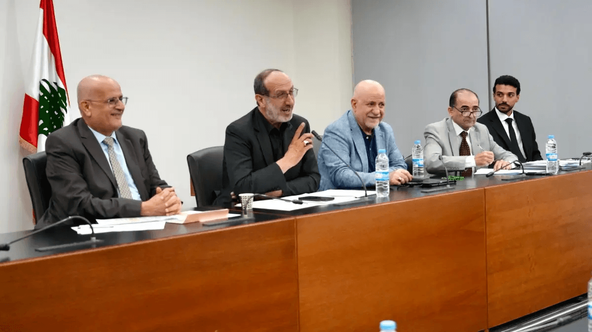 Media Committee reviews mobile licensing
