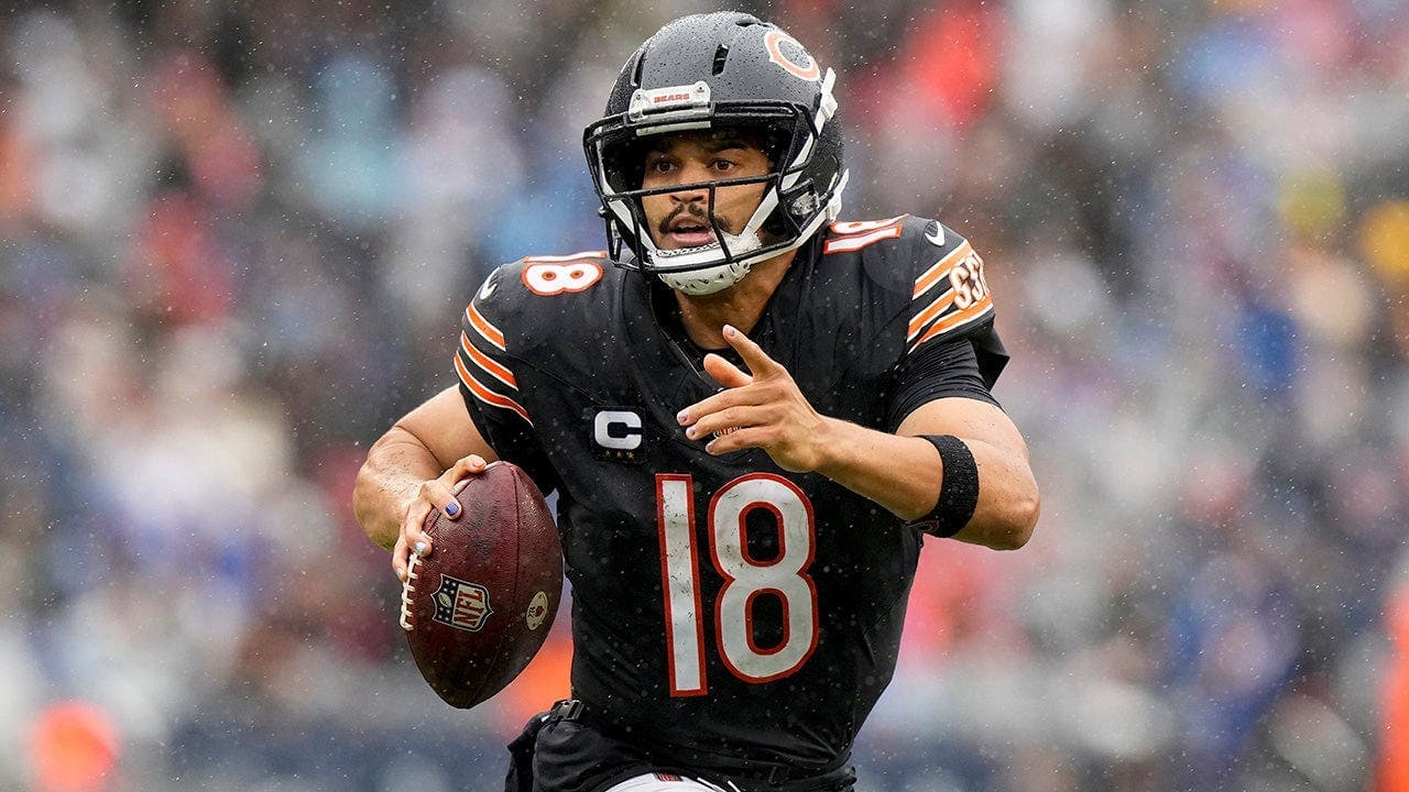 Caleb Williams suffers apparent hamstring injury