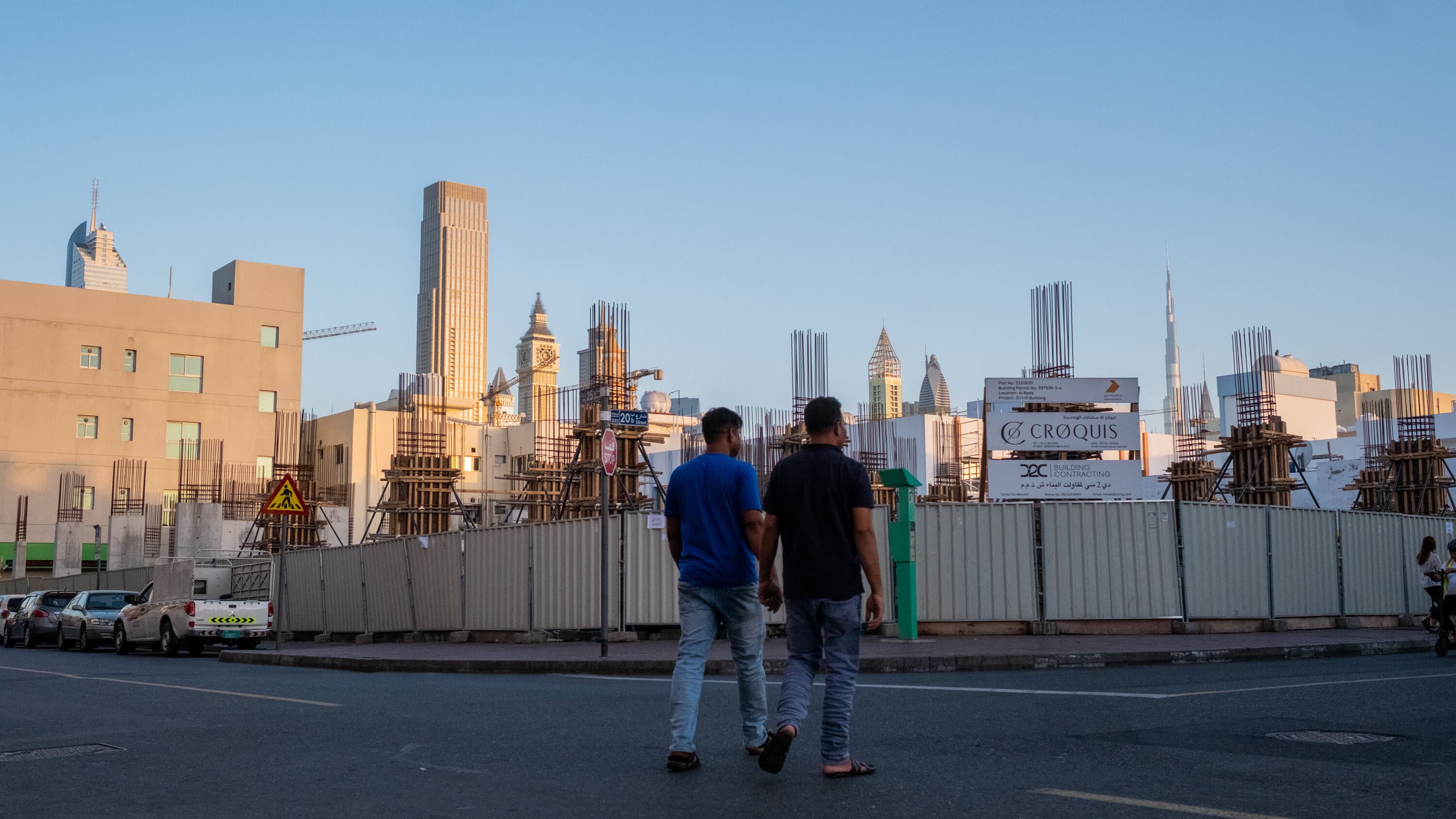 تسريحات العمال المهاجرين في دبي تكشف عن تكلفة حرب الشرق الأوسط